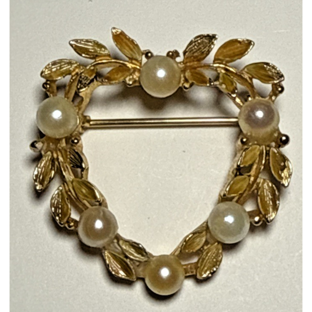 Vintage‎ Gold Tone and Faux Pearl Heart Shaped Leaf Wreath Brooch J-2I